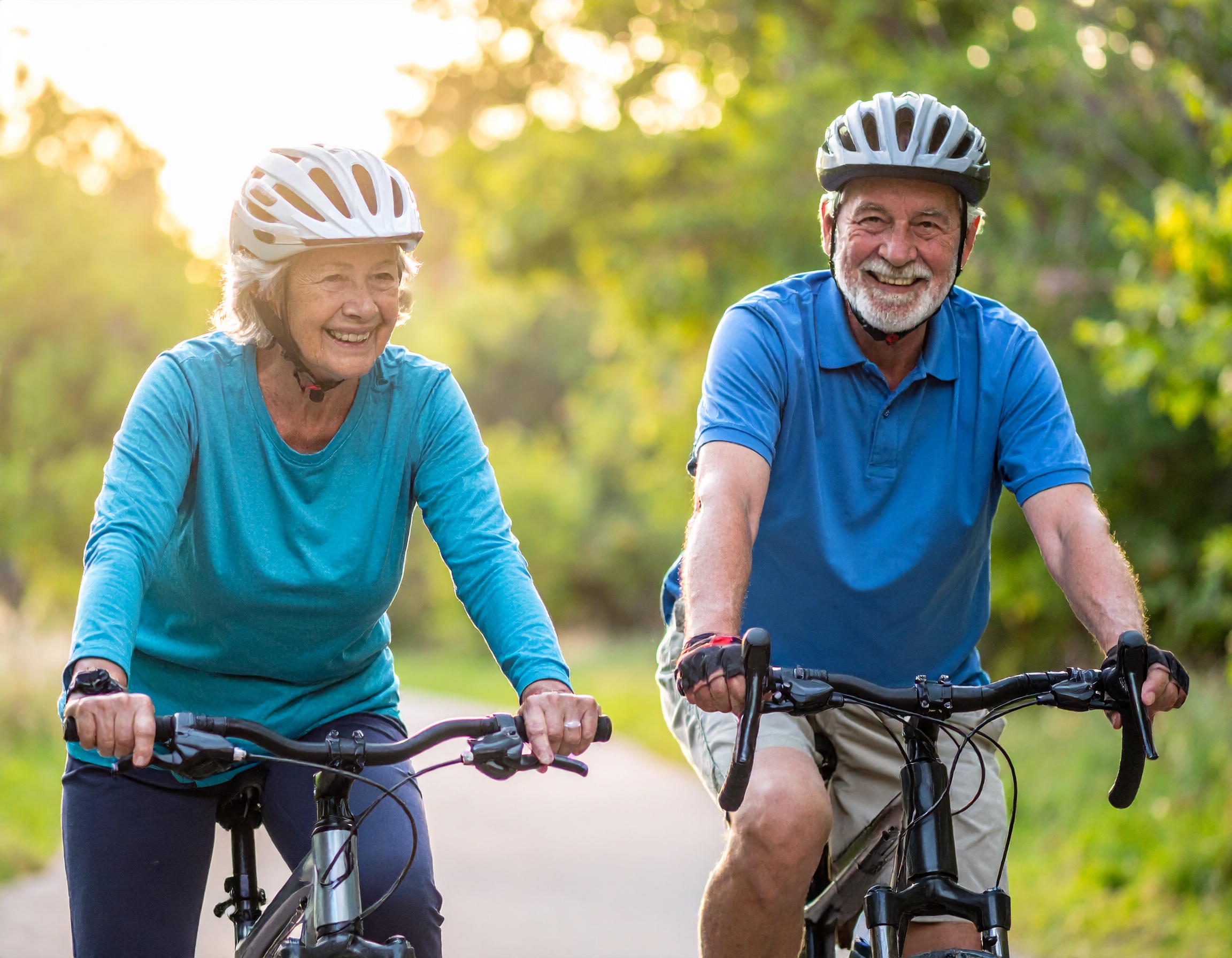 Gesundes und vitales Paar fortgeschrittenen Alters beim Radfahren