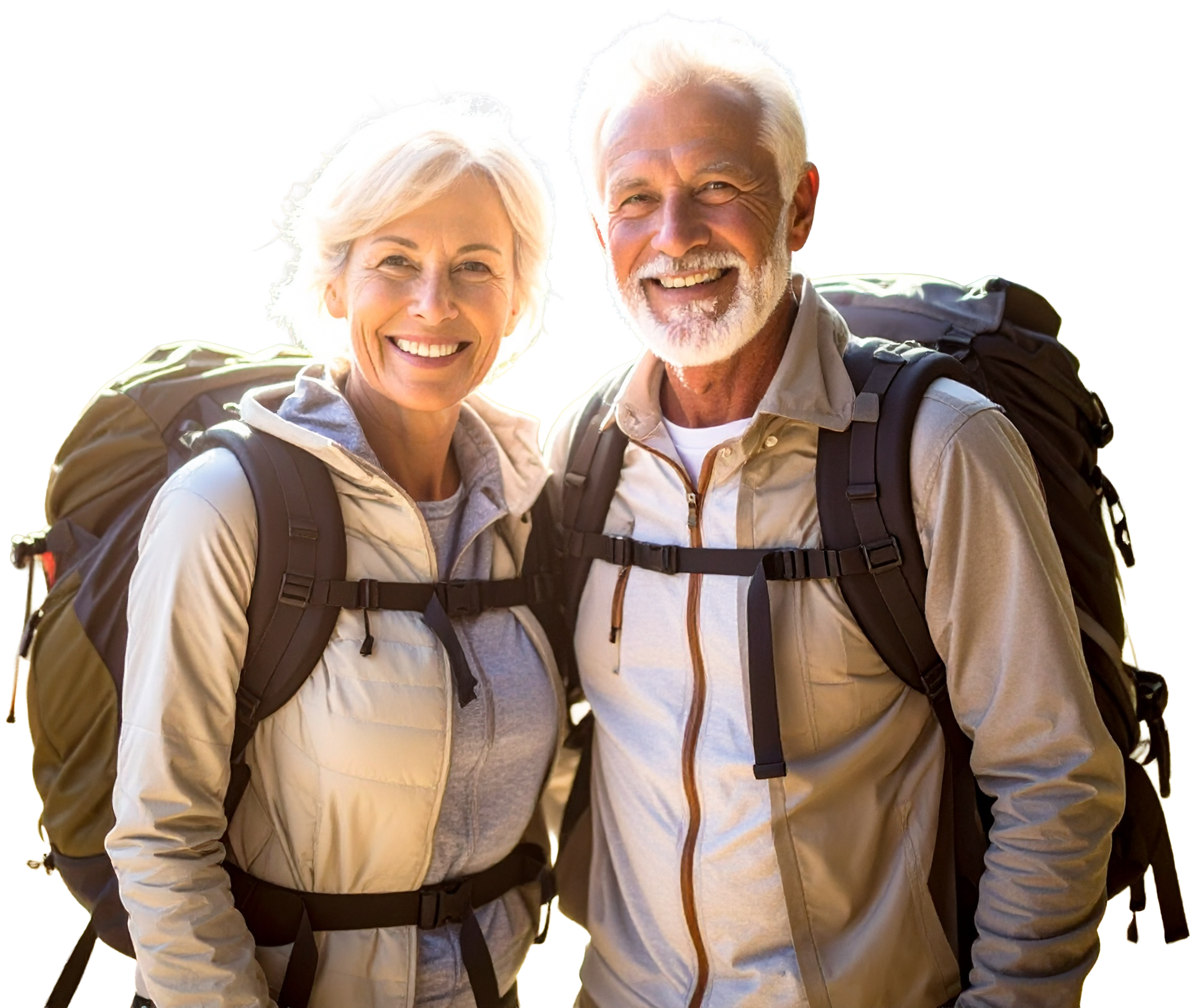 Gesundes und vitales Paar fortgeschrittenen Alters mit Rucksäcken zum Wandern