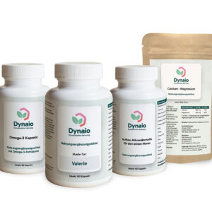 Produktset von Dynaio: drei wei&szlig;e Dosen (Omega-3 Kapseln, personalisierte Kapseln &sbquo;Made for: Valerie&lsquo;, Aufbau-Mikron&auml;hrstoffe f&uuml;r den ersten Monat) und ein Beutel &sbquo;Calcium&ndash;Magnesium&lsquo; Pulver.