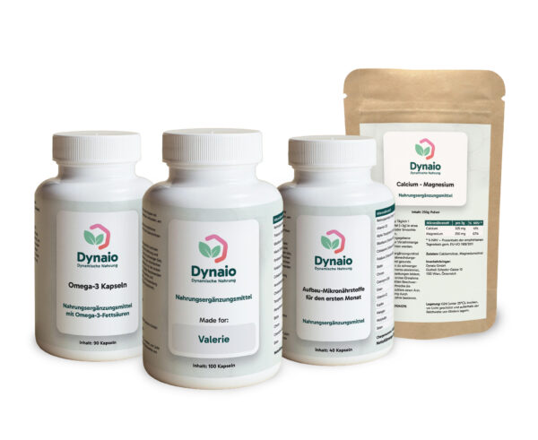 Produktset von Dynaio: drei weiße Dosen (Omega-3 Kapseln, personalisierte Kapseln ‚Made for: Valerie‘, Aufbau-Mikronährstoffe für den ersten Monat) und ein Beutel ‚Calcium–Magnesium‘ Pulver.